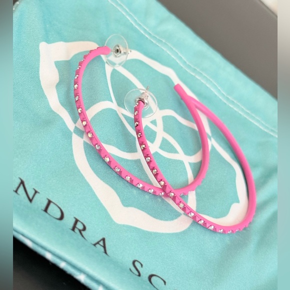 Excellent Kendra Scott Val hoop earrings in Magenta - Picture 2 of 7